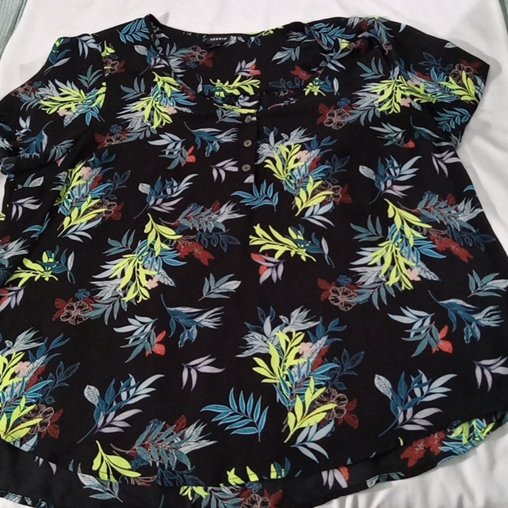 2/20$ Torrid blouse black floral 3x